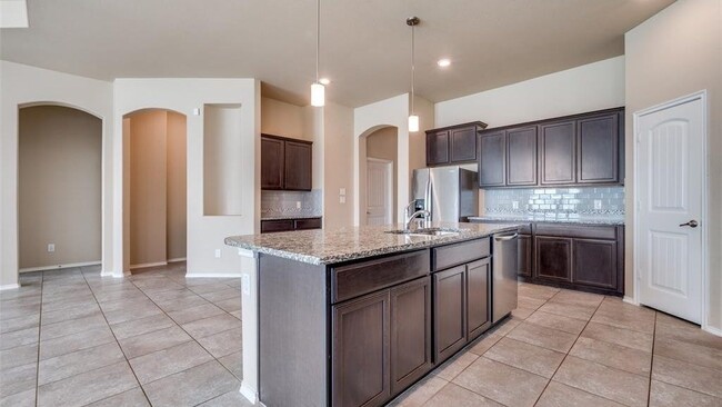 Building Photo - 2025 Lake Vista Dr