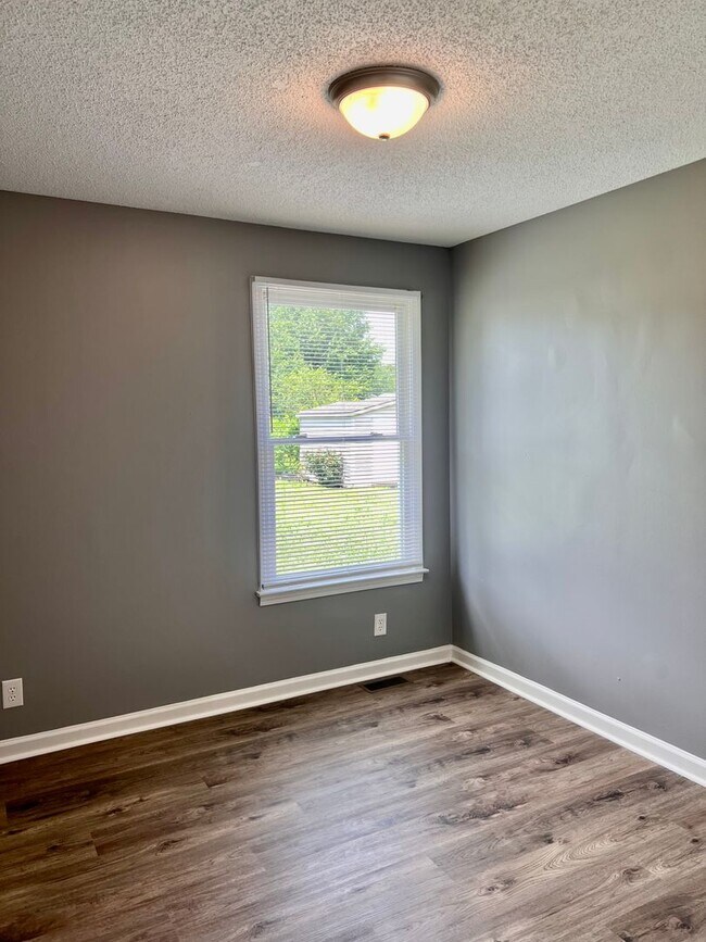 Building Photo - 414 Woodale Dr