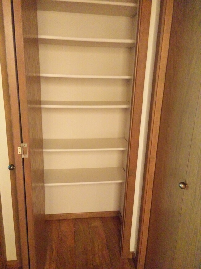 linen pantry - 12719 NE 83rd Ct