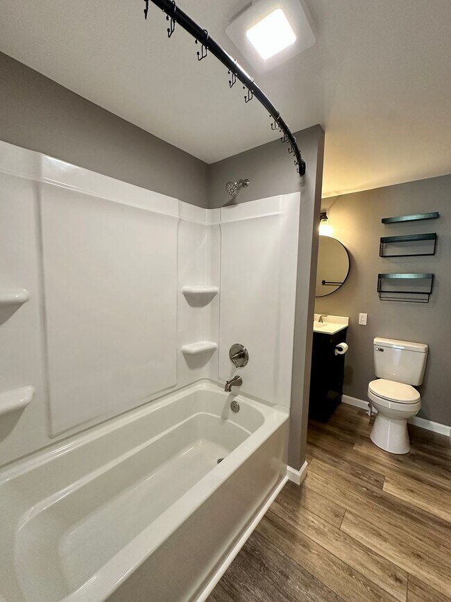 Building Photo - Charming 3 Bedroom Home for Rent – Recentl...