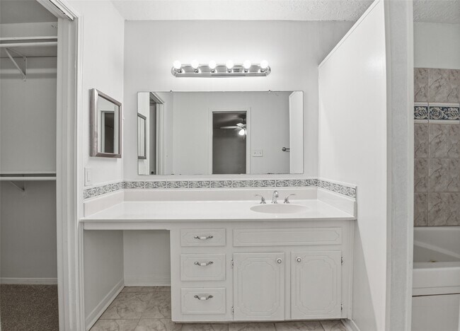 Building Photo - 2115 Oak Shores Dr