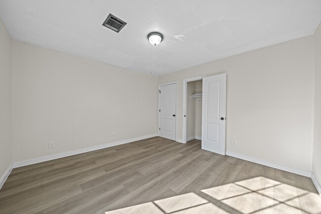 Building Photo - 6911 Sherwood Dr