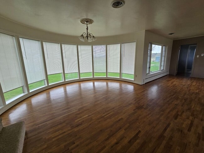 Building Photo - 4 bed, 3 bath house in the country