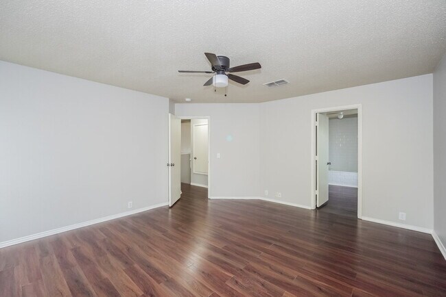 Building Photo - 1028 Springcreek Dr