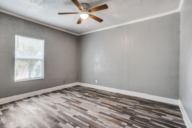 Building Photo - Single-Family Home Available!