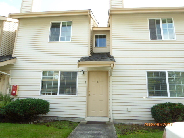 Primary Photo - 1 Bed 1.5 Bath 2 Story Townhome in Hampton...