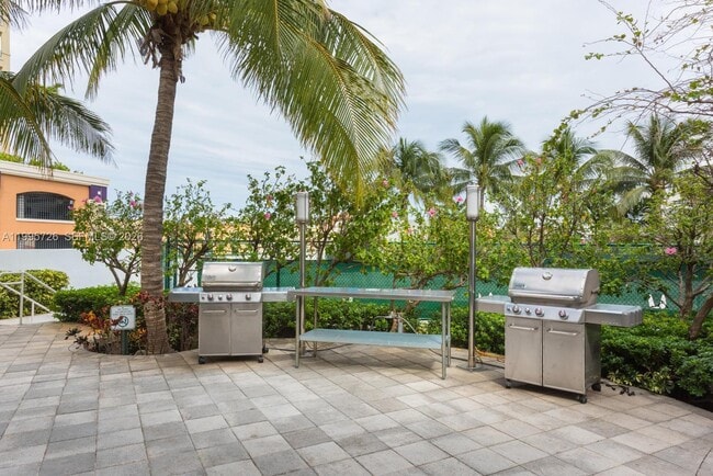 Building Photo - 1000 South Pointe Dr