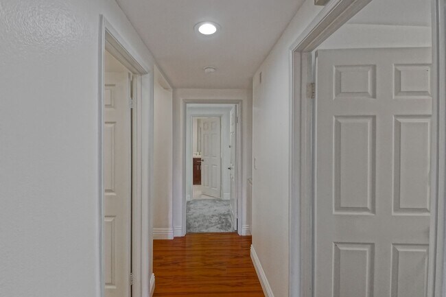 Building Photo - NICELY REMODELED, 2BR2.5BA, 1700 SQ FT CON...