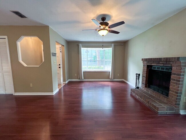 Building Photo - Pet Friendly Spacious 2-Bedroom End Unit i...