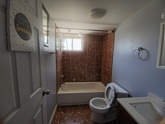 Building Photo - 2317 Roslyn Ave