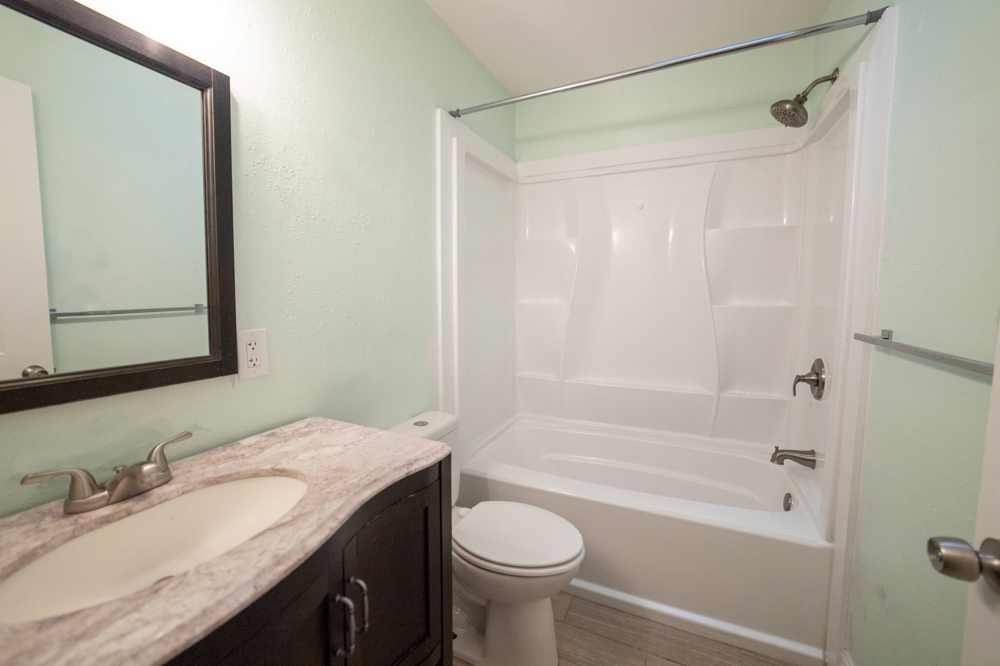 Guest Bath - 1101 Nantucket Ave