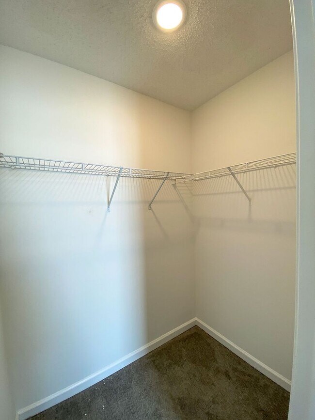 Building Photo - 4 bed, 2 bath in Cordova with ss appliance...