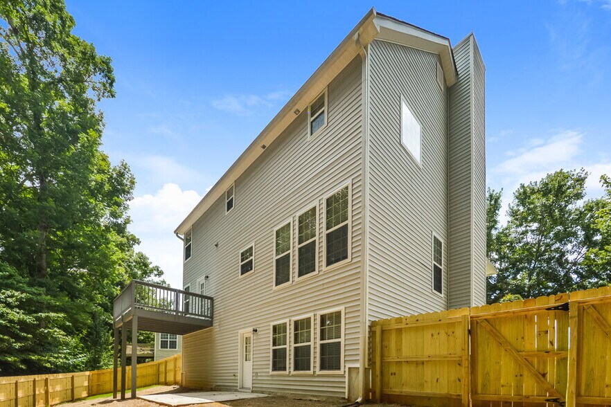 Building Photo - 916 Summit Park Trail