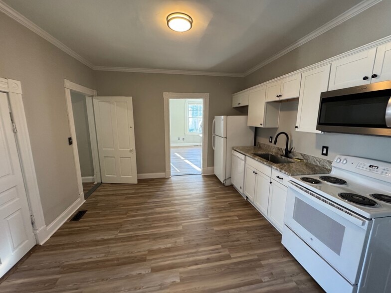 Kitchen - 3112 North Ave