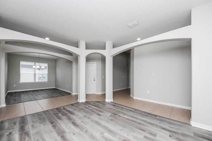 Building Photo - 2041 The Oaks Blvd