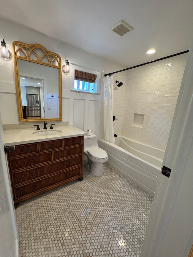 Building Photo - Newly Renovated 3/3 Home in Waialua