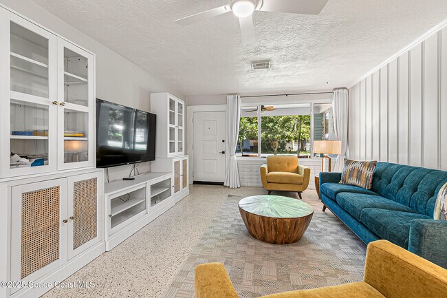 Building Photo - 285 Le Jeune Dr