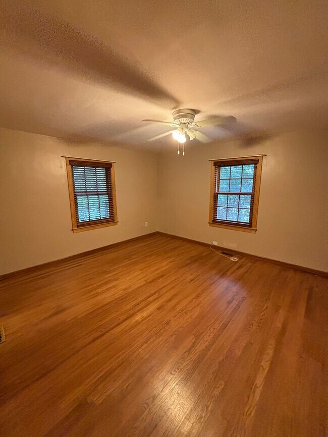 Building Photo - 619 White Oak Dr