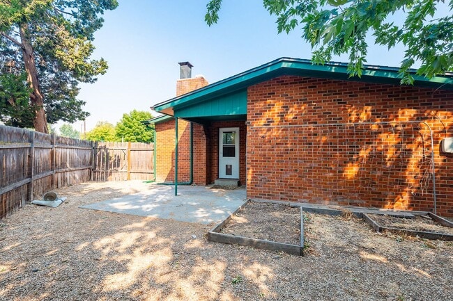 Building Photo - 2 Bedroom 1 Bathroom Unit Available Near BSU