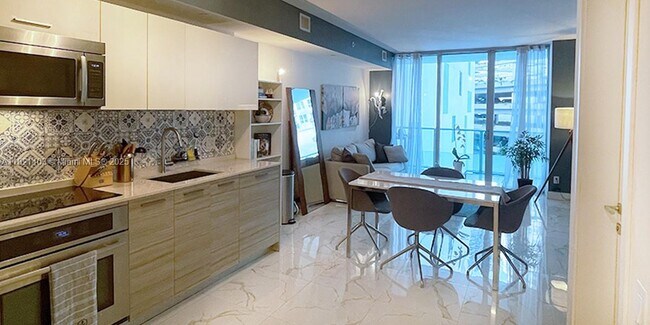 Building Photo - 1300 Brickell Bay Dr