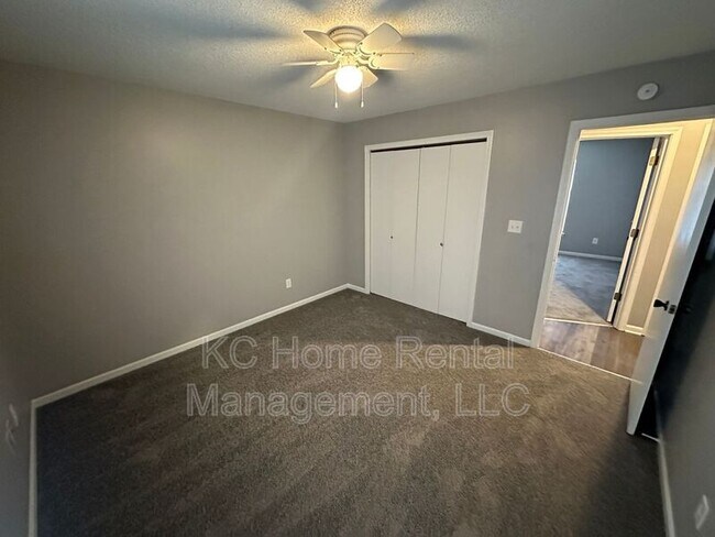 Building Photo - 808 SW Meadowridge Dr