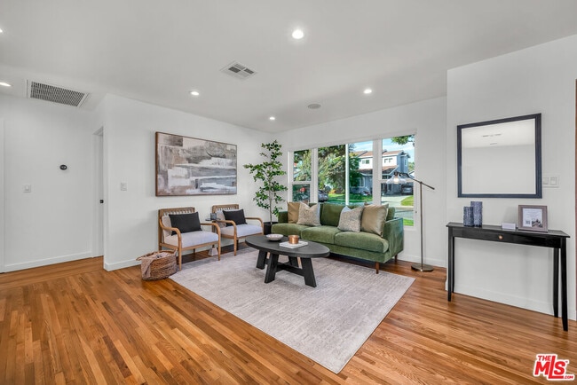 Building Photo - 616 W Ellis Ave