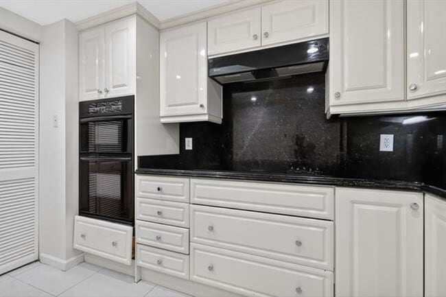 Building Photo - 9595 Collins Ave Ave