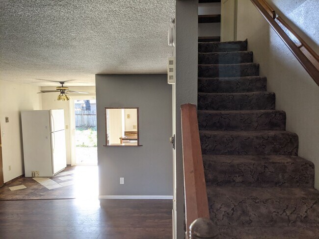 Building Photo - 2 bedroom 1 bathroom duplex