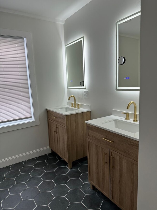 Building Photo - Beautifully Updated Two Bedroom Townhouse!