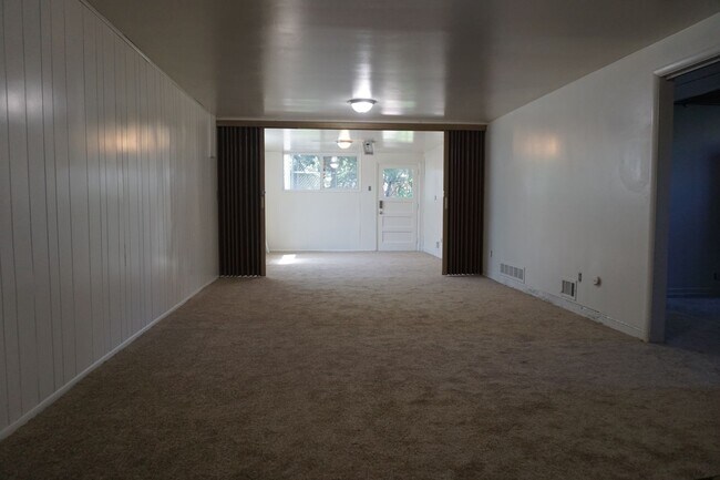 Building Photo - Murray 5 Bedroom Rambler Home