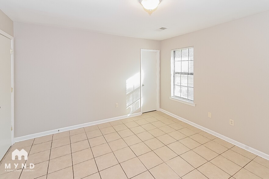 Building Photo - 10571 Chateau Dr