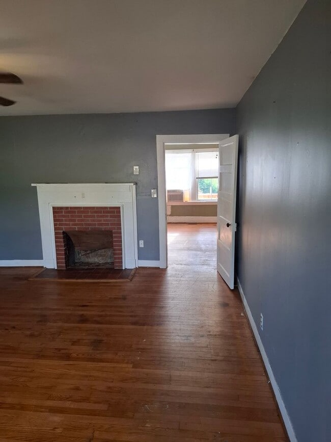 Building Photo - Unbelievable Updated Farmhouse in Lanexa!