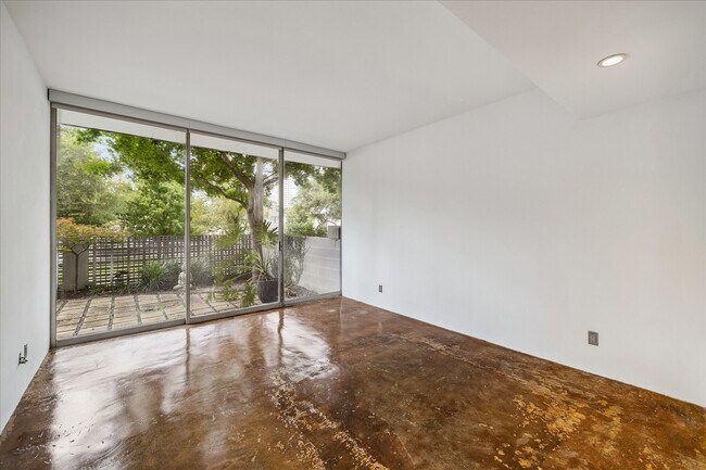 Building Photo - 2701 Westheimer Rd