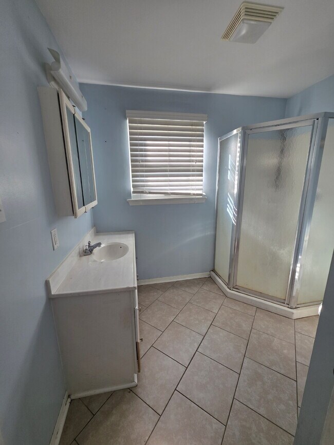 Building Photo - Darling home ready for you!