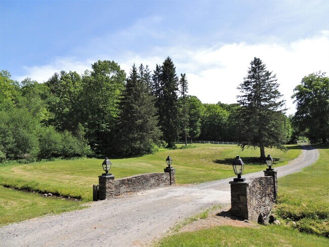 Building Photo - 438 Doodletown Rd