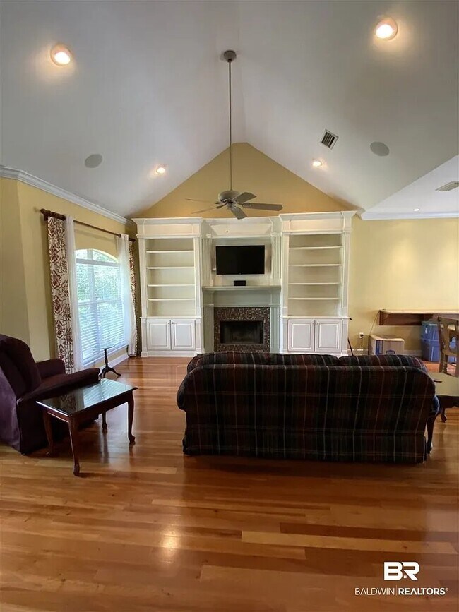 Building Photo - 106 Riveroaks Dr