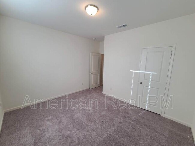 Building Photo - 301 Madison Way
