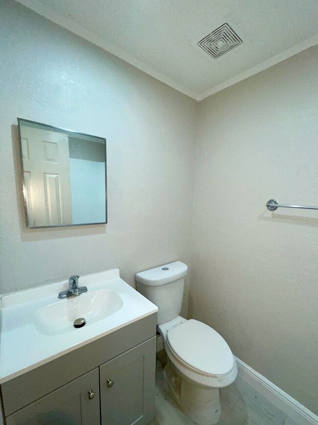 Building Photo - Remodeled Studio w/ Screened Patio "Crossi...