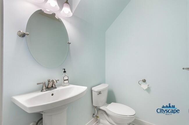 Building Photo - WONDERFUL WOODLAKE HOME WITH 1ST FLOOR BED...