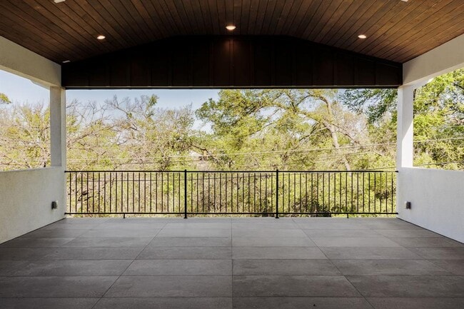 Building Photo - 2504 Bluffview Dr