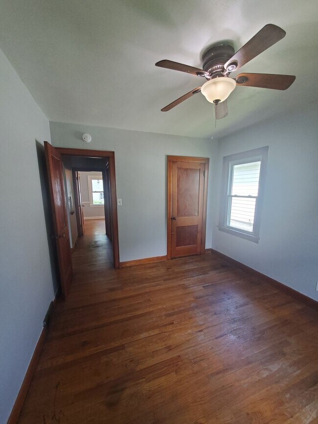 Building Photo - 3 bedroom, 1 bath in Rock island