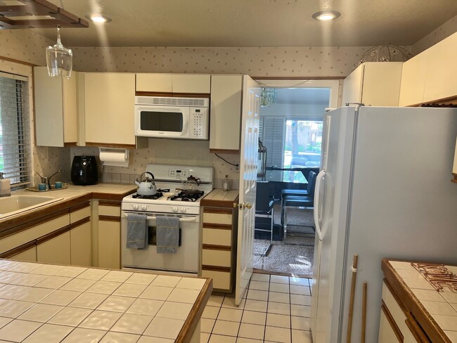 Building Photo - 7070 Big Springs Ct