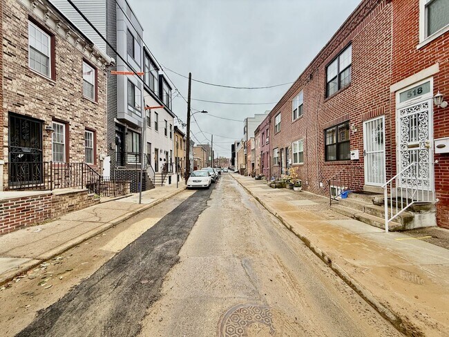 Building Photo - Just RENOVATED open floorplan 3 BED/1 BA H...