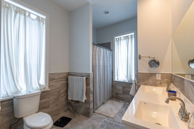 Building Photo - Amazing Property with Great Location