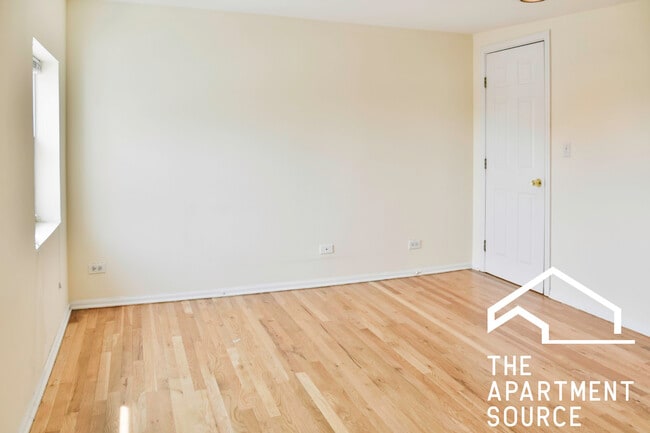 Building Photo - 2318 N Southport Ave