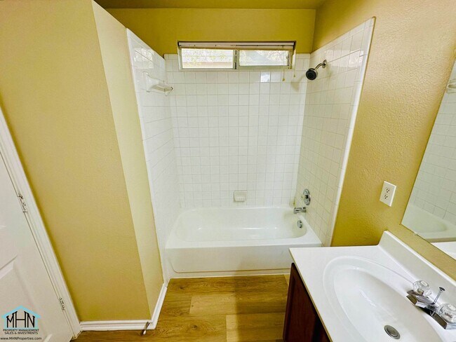 Building Photo - Big & Beautiful 5 bed/3.5 bath 2 Story hom...