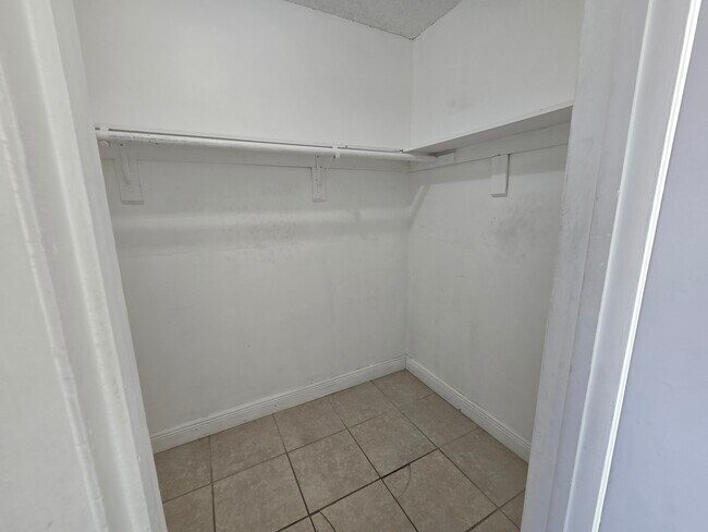 Building Photo - 1305 W 53rd St