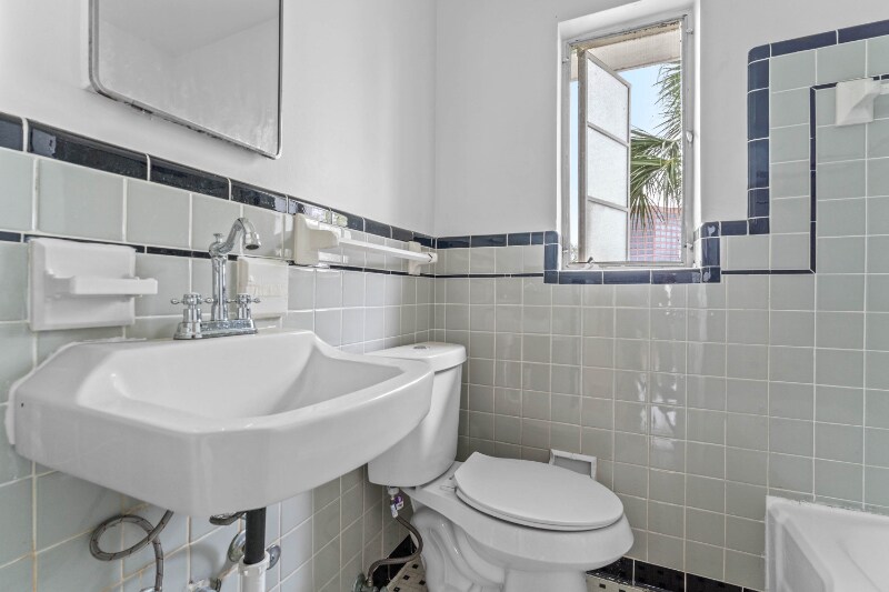 Building Photo - 306 Lakeview St