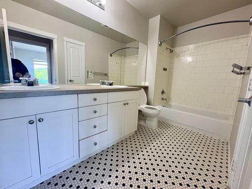 Building Photo - Top-Floor Corner 2BR with Lake Union Views + Garage Parking Included!