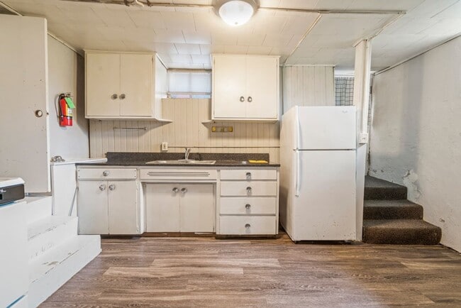 Interior Photo - 2610 College St - Cedar Falls